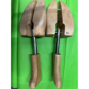 pair of shoe keepers size medium